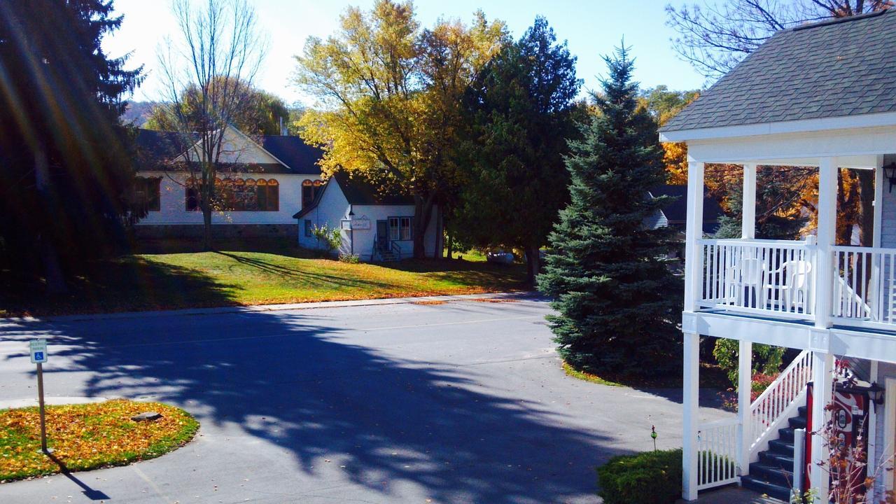 Empire Lakeshore Inn Exterior foto